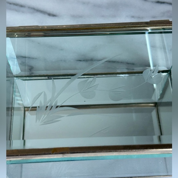 Vintage Brass and Gold jewelry box - Picture 3 of 5